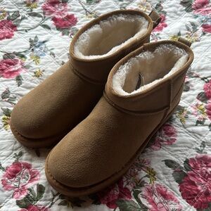 NWT Cozy Tan Suede Ankle Boots with Faux Fur Lining